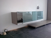 Sideboard freih�ngend montiert in Winterthur f�r TV und Hifianlage 2008