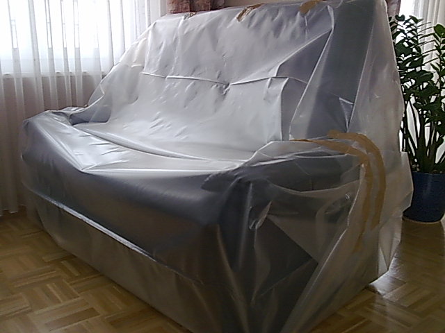 Sofa_in_Plastickfolie.jpg